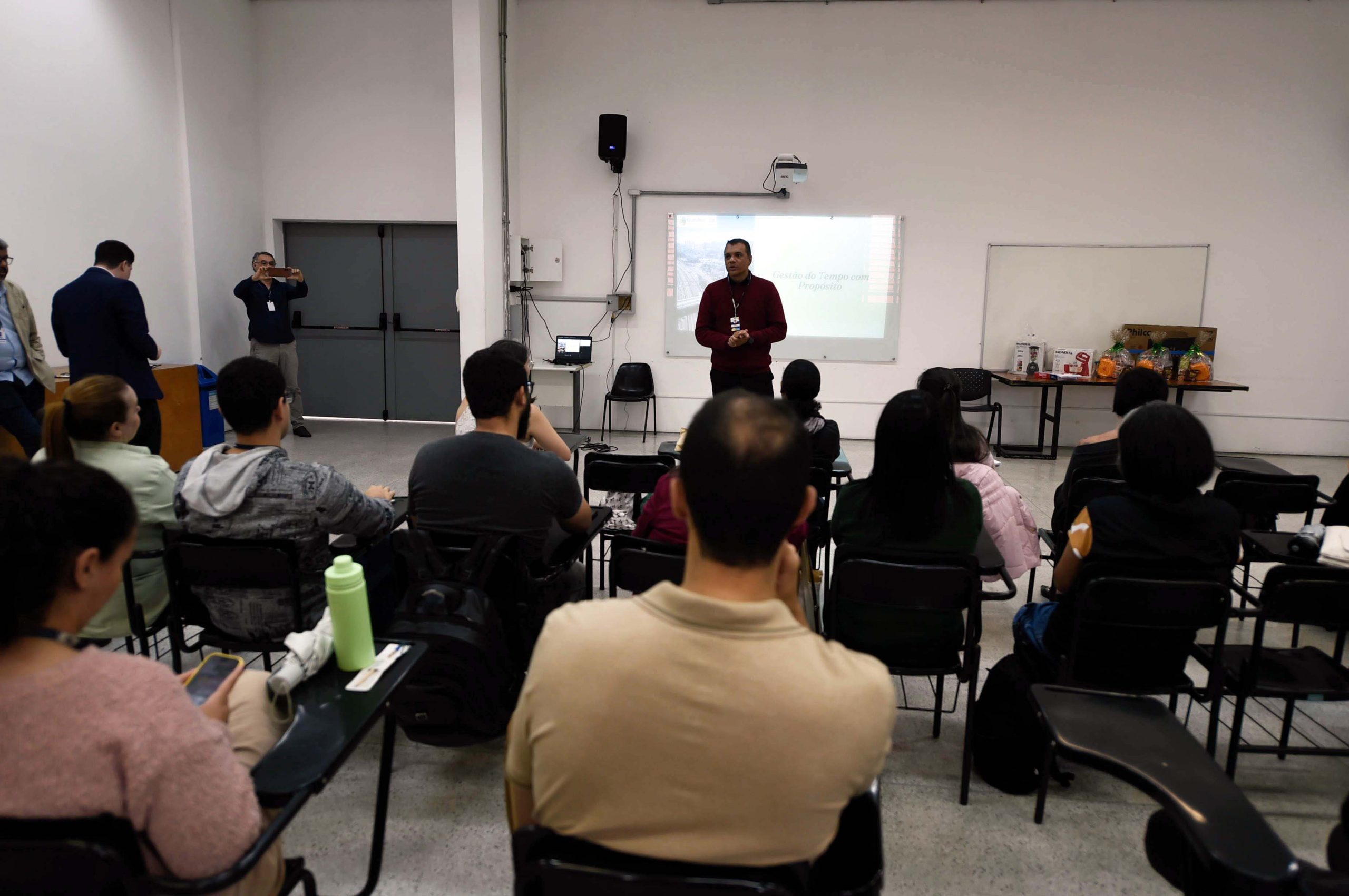 Servidores municipais aprimoram gestão do tempo em palestra