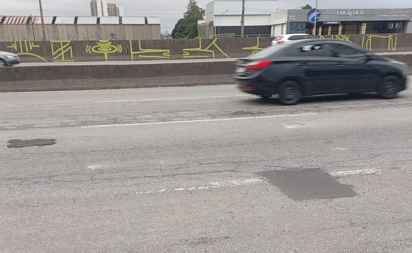 Excesso de remendos na fernão dias provoca queixas de motoristas