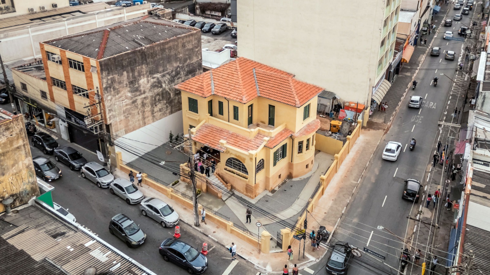 Casarão histórico de guarulhos ilumina natal em celebração centenária
