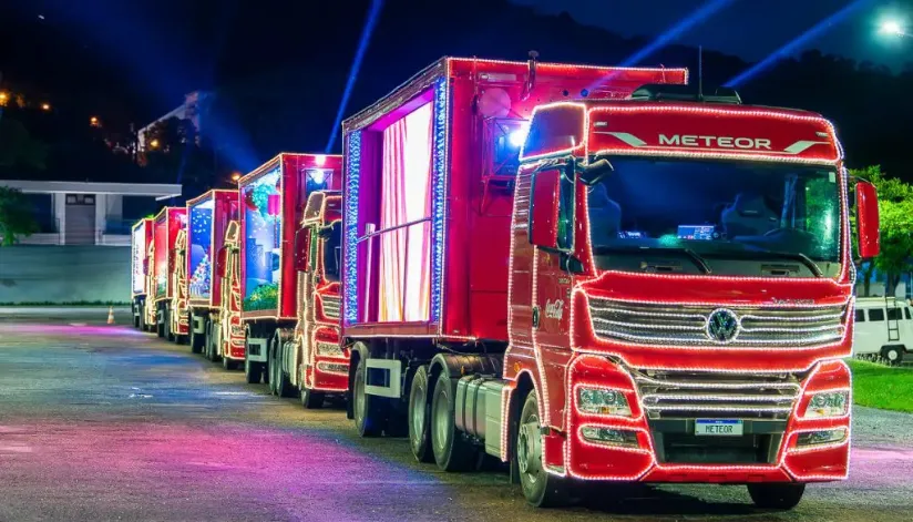 Caravanas iluminadas da coca-cola celebram o natal em guarulhos