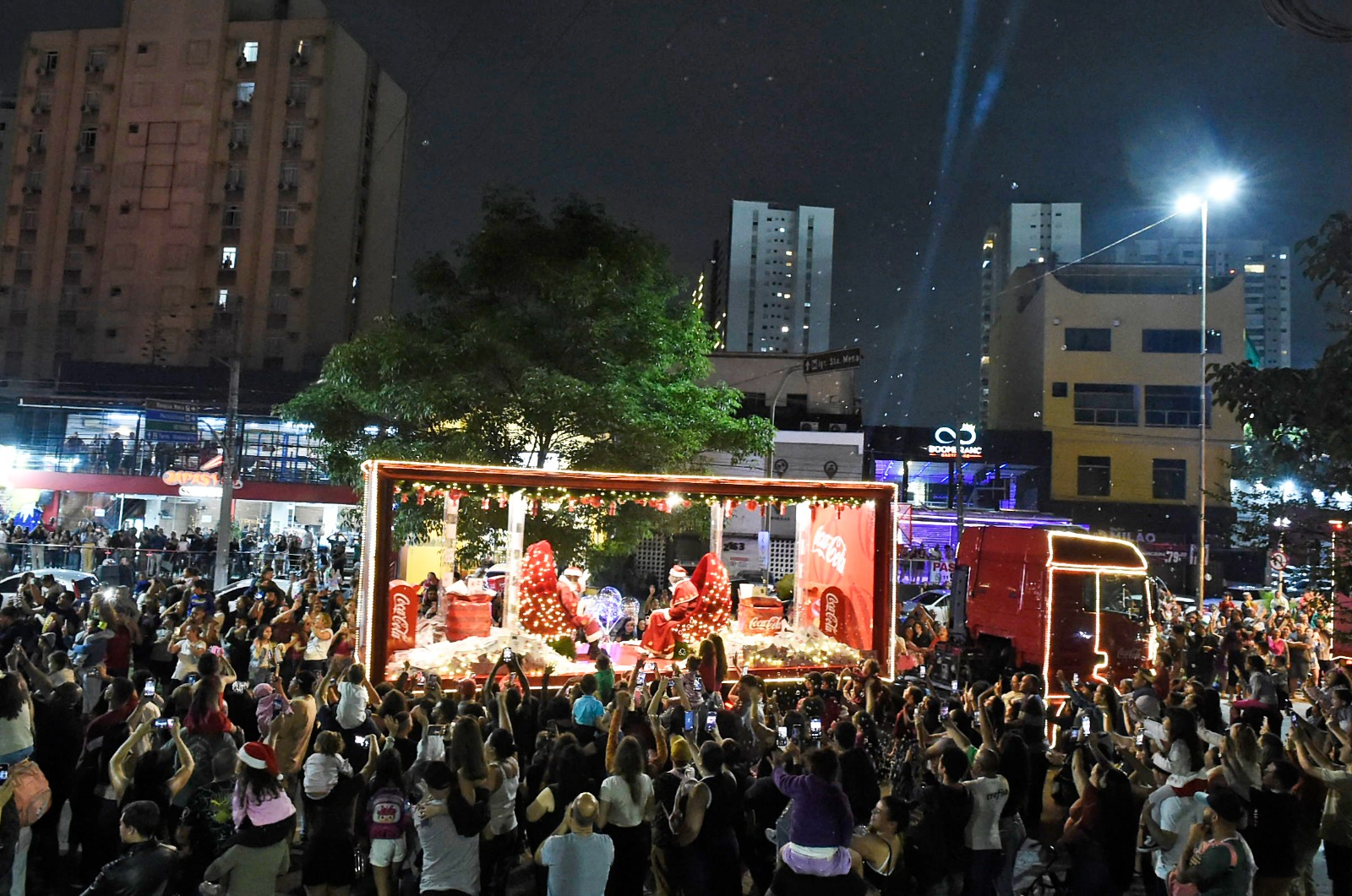 Caravana natalina iluminada traz alegria a guarulhos com papai noel