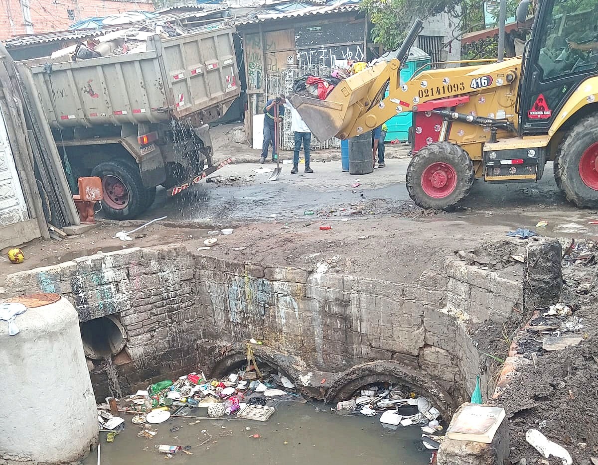 Prefeitura intensifica limpeza em córrego para evitar obstruções