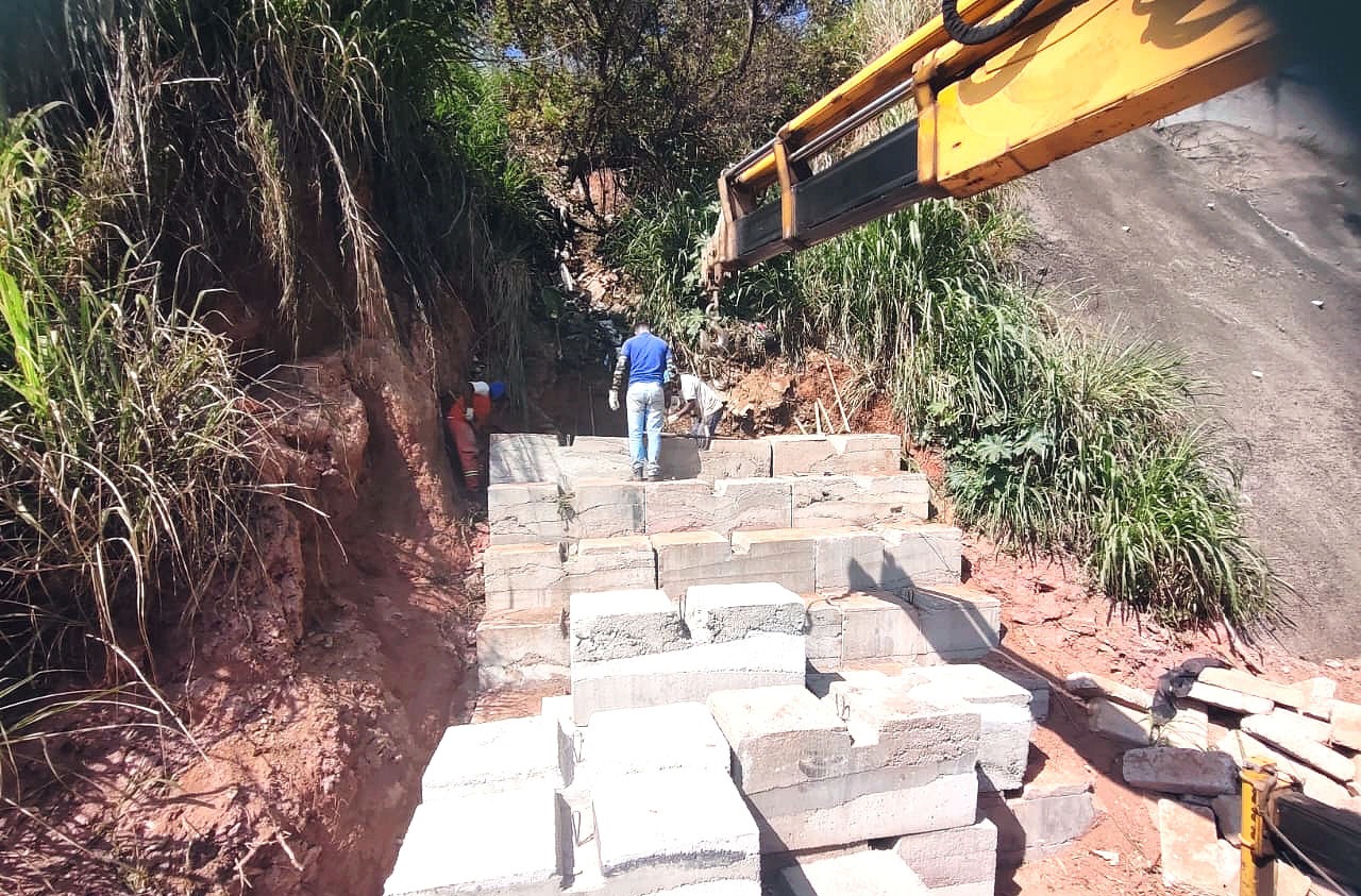Guarulhos constrói galeria para escoamento de águas pluviais na estrada do itaim