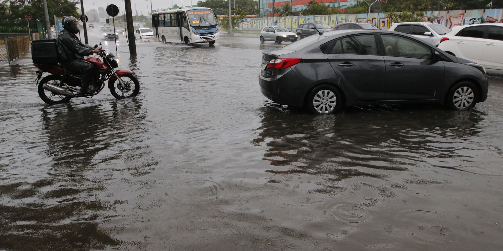 Frente fria causa transtornos no rio com ventos e alagamentos