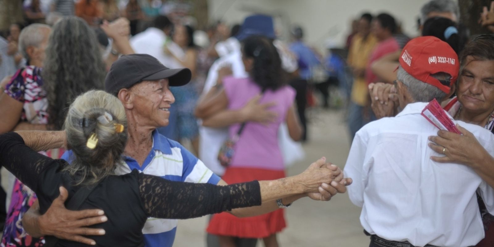 Expectativa de vida no brasil alcança novo recorde: 76,6 anos