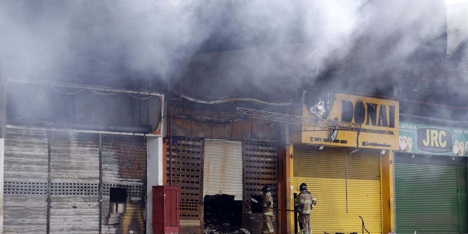 Incêndio controlado no ceasa/rio, bombeiros trabalham no rescaldo