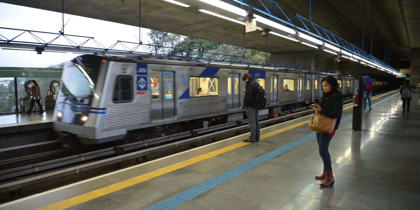 Metrô de são paulo opera 24 horas nas madrugadas de sábado